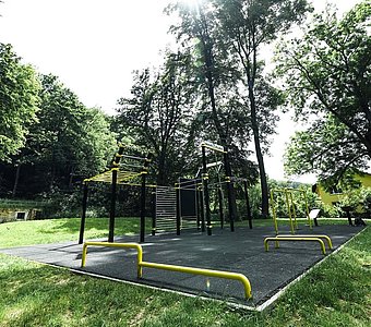 Barrierefreie Sportanlage wird durch spezielle Bodenplatten realisiert. © Barzflex