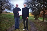 Helmut Kaufmann übergibt die fertige Masterarbeit an Bgm. Franz Penz © Gemeinde Dunkelsteinerwald