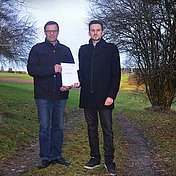 Helmut Kaufmann übergibt die fertige Masterarbeit an Bgm. Franz Penz © Gemeinde Dunkelsteinerwald