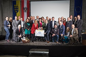 Landesrätin Petra Bohuslav und die Obleute der 18 LEADER-Regionen in Niederösterreich feiern die erfolgreiche Zwischenbilanz © mostropolis.at