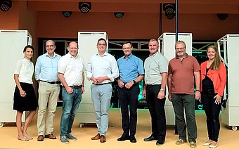 In der Pause wagten Bürgermeister und Regionsvertreterinnen den Sprung auf die Bühne.