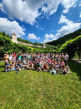 140 SchülerInnen aus dem Dunkelsteinerwald bei der Sternwanderung 2025 140 SchülerInnen aus dem Dunkelsteinerwald bei der Sternwanderung 2025
